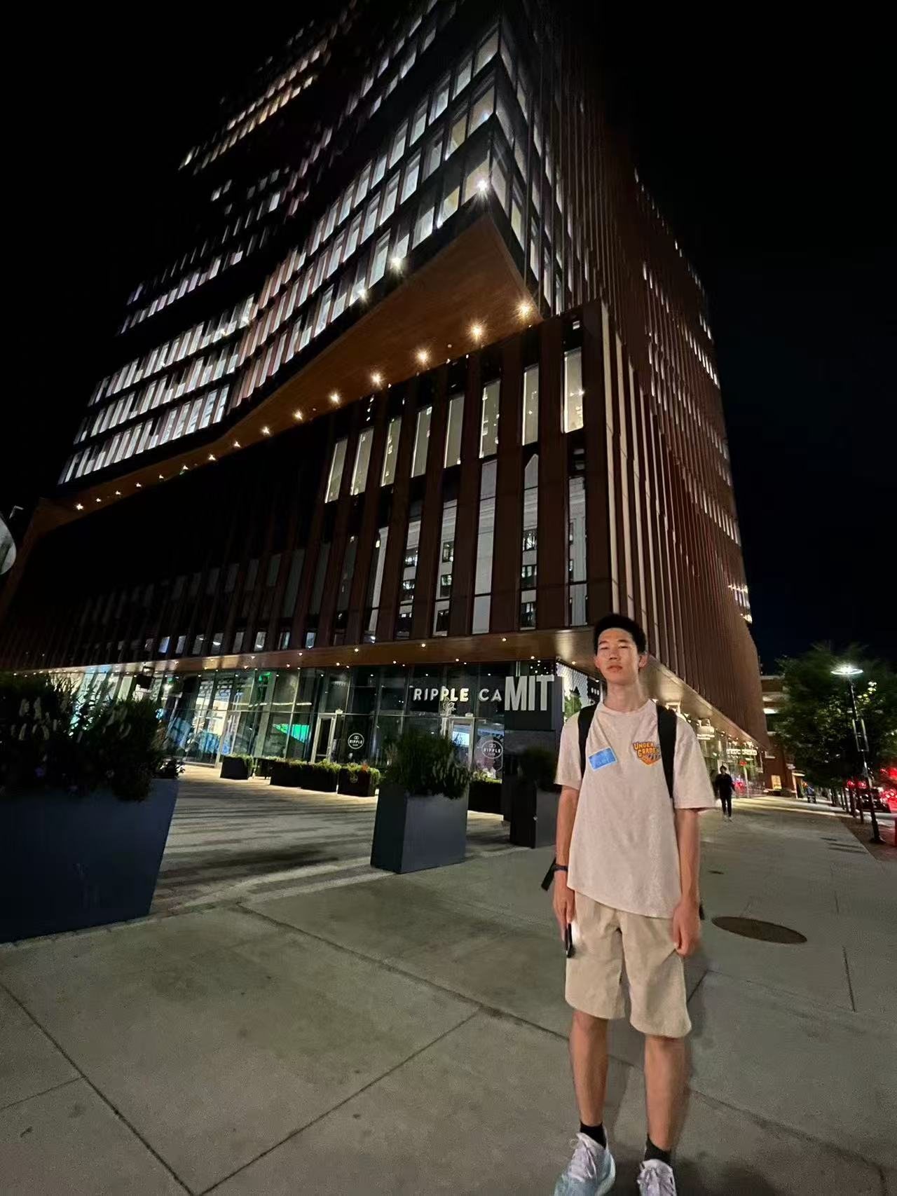 Tenne visiting an evening city venue