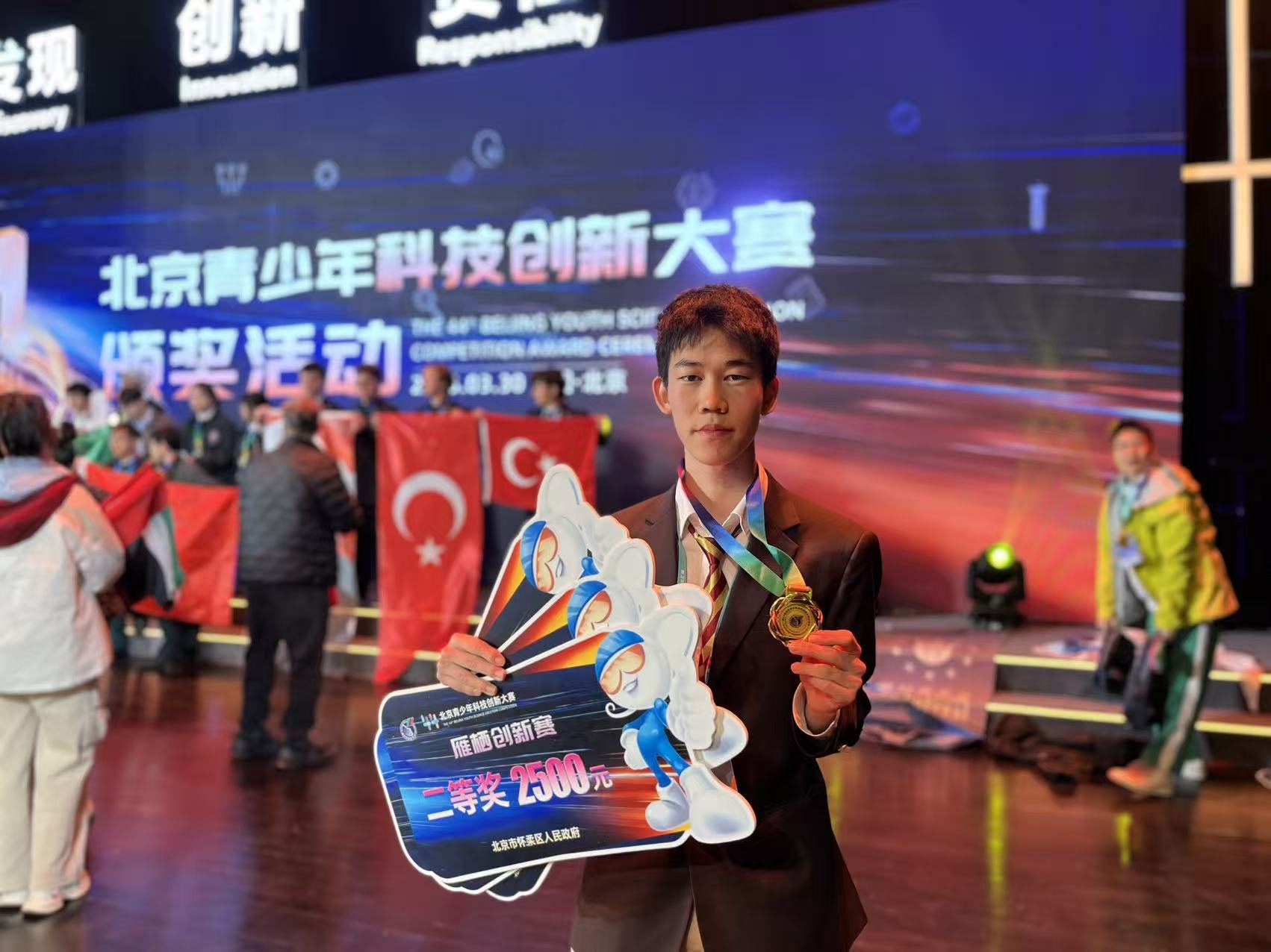 Tenne holding an award at a youth science competition