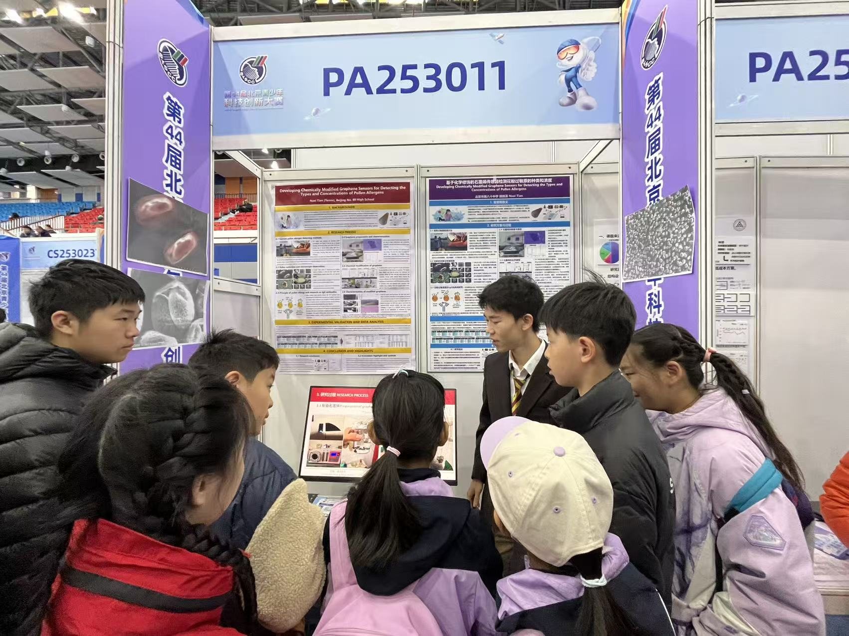 Visitors gathering around Tenne's research poster