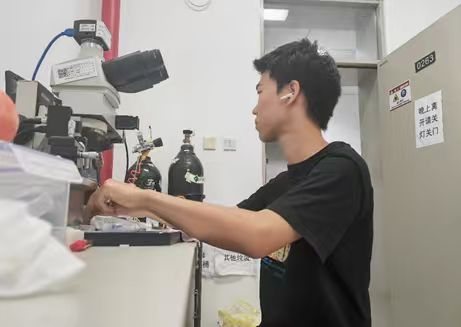Tenne operating laboratory equipment